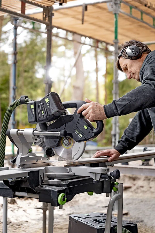 La nouvelle KSC 60 de Festool en action lors de la construction d'une maison suédoise en bois