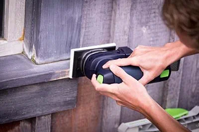 Travaux de ponçage avec la ponceuse sans fil