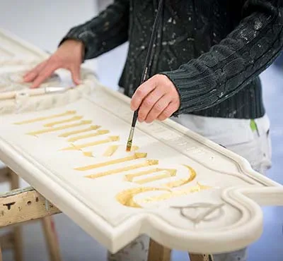 Travaux de peinture dans les coulisses d'Europa-Park