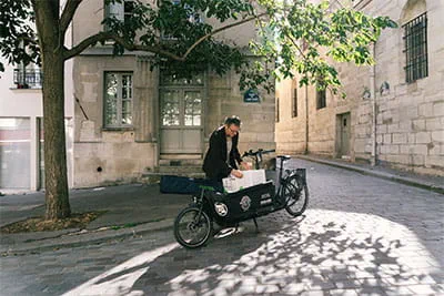 De bon matin, Philippe Genty installe son « atelier mobile » sur le vélo cargo. Il dispose ainsi constamment de tout le nécessaire pour son travail quotidien.