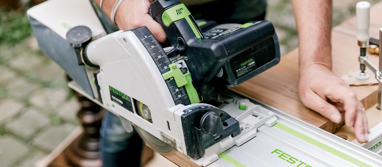 Philippe Genty travaille uniquement avec des outils sans fil de Festool. Son poste de travail est prêt en un tour de main.