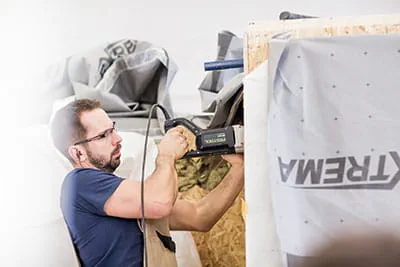 Les murs des maisons préfabriquées sont préparés avec les outils Festool.