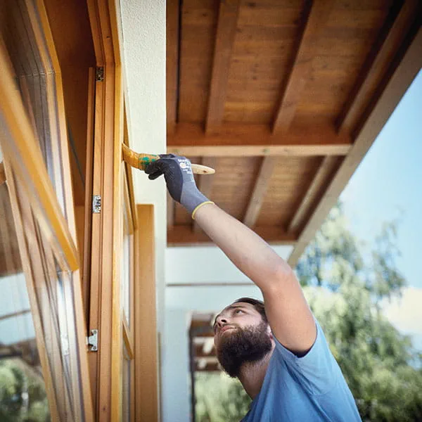 Travaux de peinture sur un mur de maison