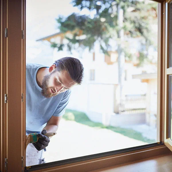 Travaux de peinture d'un cadre de fenêtre