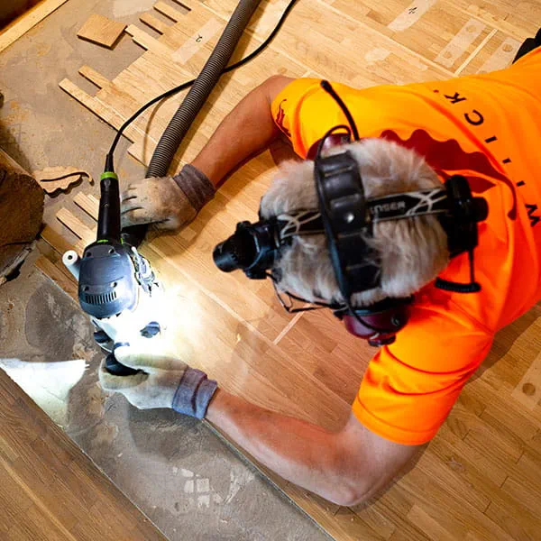 Le parqueteur finlandais travaille le plancher en bois avec la défonceuse Festool