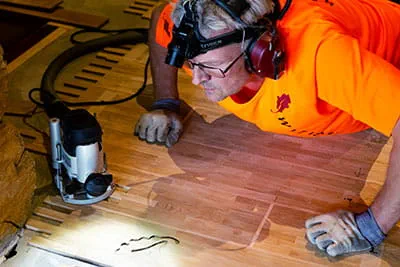 Le parqueteur finlandais travaille le plancher avec la défonceuse Festool