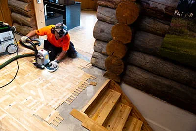 Le parqueteur finlandais travaille le plancher avec la défonceuse Festool