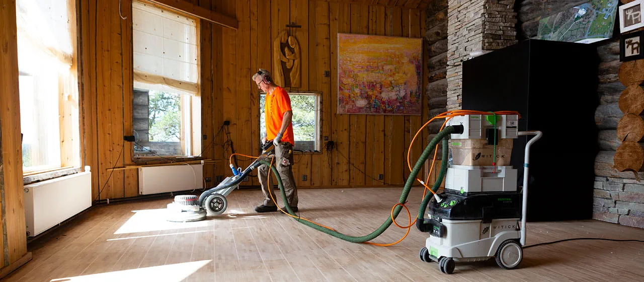 Une fois la pose finie, le parquet est poncé