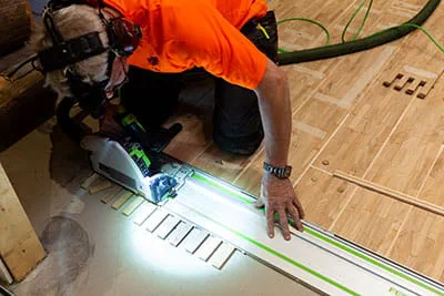 Le parquet est découpé avec la scie circulaire portative Festool
