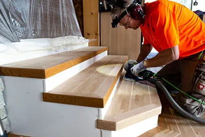 Les pièces du parquet sont poncées avec la ponceuse excentrique Festool