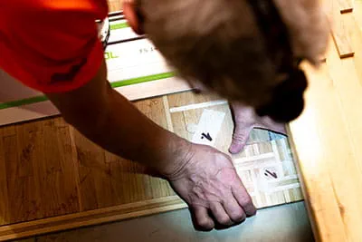 Le parqueteur prépare chacune des pièces du parquet
