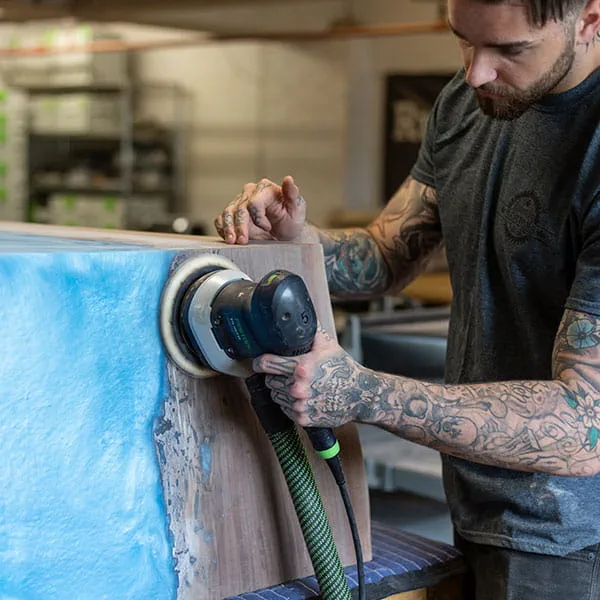 Ponçage de la « River Table » avec la ponceuse excentrique Festool