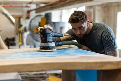 Ponçage de la surface d'une « River Table » avec la ponceuse excentrique Festool