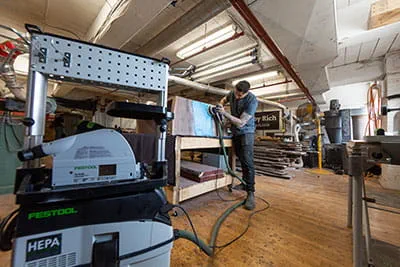 Ponçage de la surface d'une « River Table » avec la ponceuse excentrique Festool