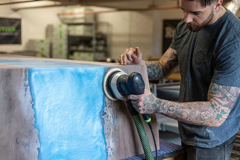 Ponçage de la surface de la « River Table » avec la ponceuse excentrique Festool