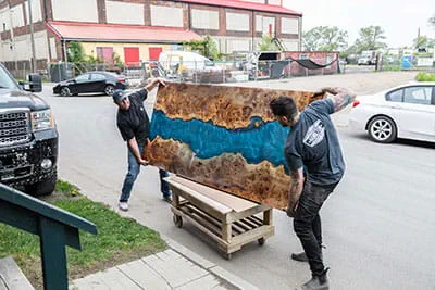 Une « River Table » finie, signée Rustic Designs by Rich