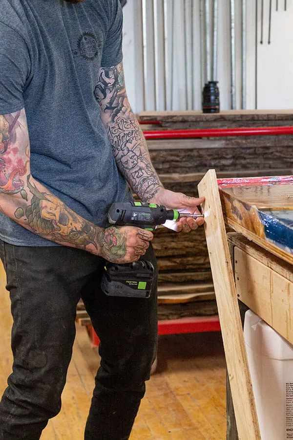 Une fois la « River Table » finie, le cadre est retiré avec la perceuse-visseuse sans fil Festool