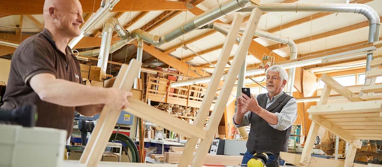 La structure de base de la chaise est en bois