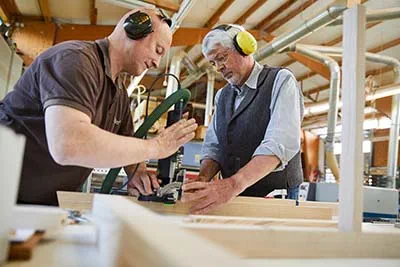Karsten Shillings, ébéniste, en action avec la fraiseuse Domino de Festool.