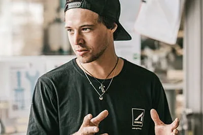 Le jeune menuisier Johannes Meier aime l'action et le travail artisanal.