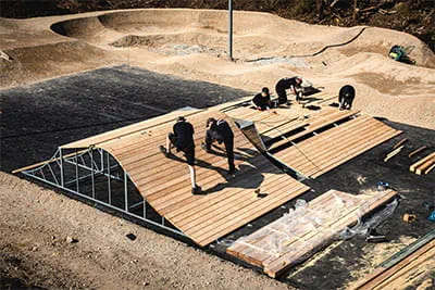 Les collaborateurs doivent pouvoir travailler partout avec leurs outils, notamment lors de l'aménagement de parcs de VTT skateparks ou snowparks.