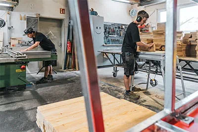 Le grand atelier du siège de l'entreprise, à Durach, sert à la préparation des projets et à la préfabrication de certains modules.