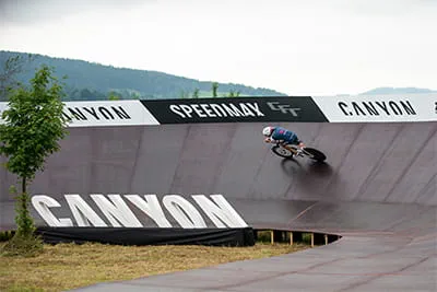 Jan Frodeno sur la piste inclinée de la « Canyon Turn » lors de la Tri-Battle Royale