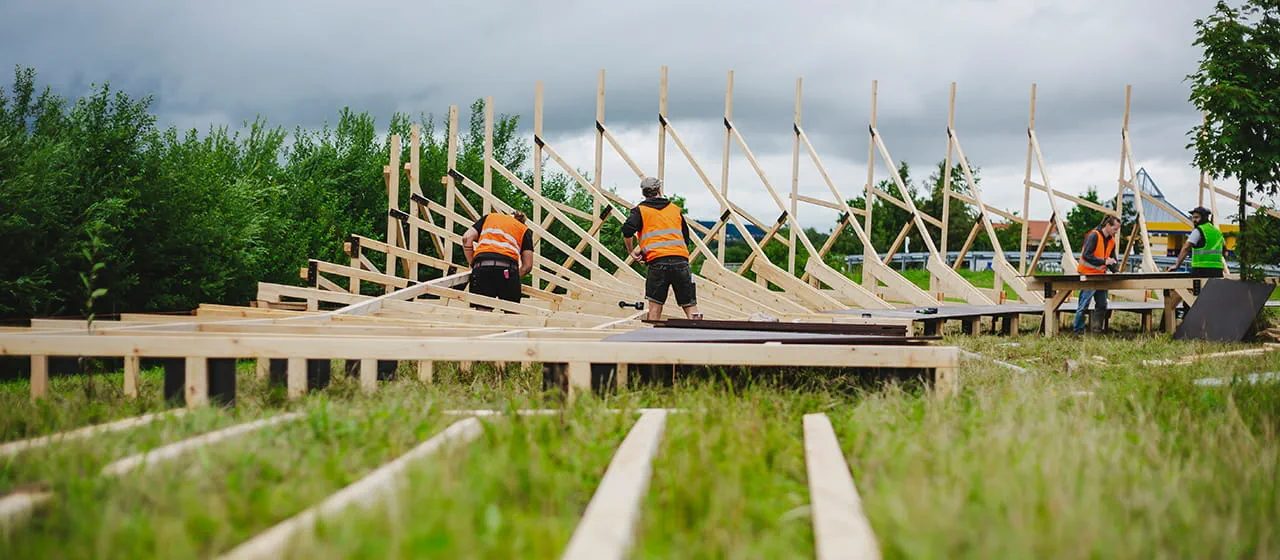L'équipe de Schneestern lors de la construction de la rampe destinée à la Tri-Battle, dans l'Allgäu