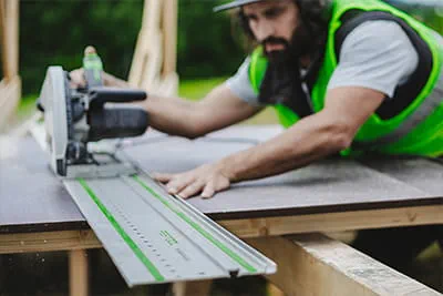 Schneestern durant l'utilisation de la TSC 55 et du rail de guidage Festool