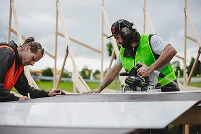 Travail de précision sur la scène et le virage relevé avec des outils Festool"