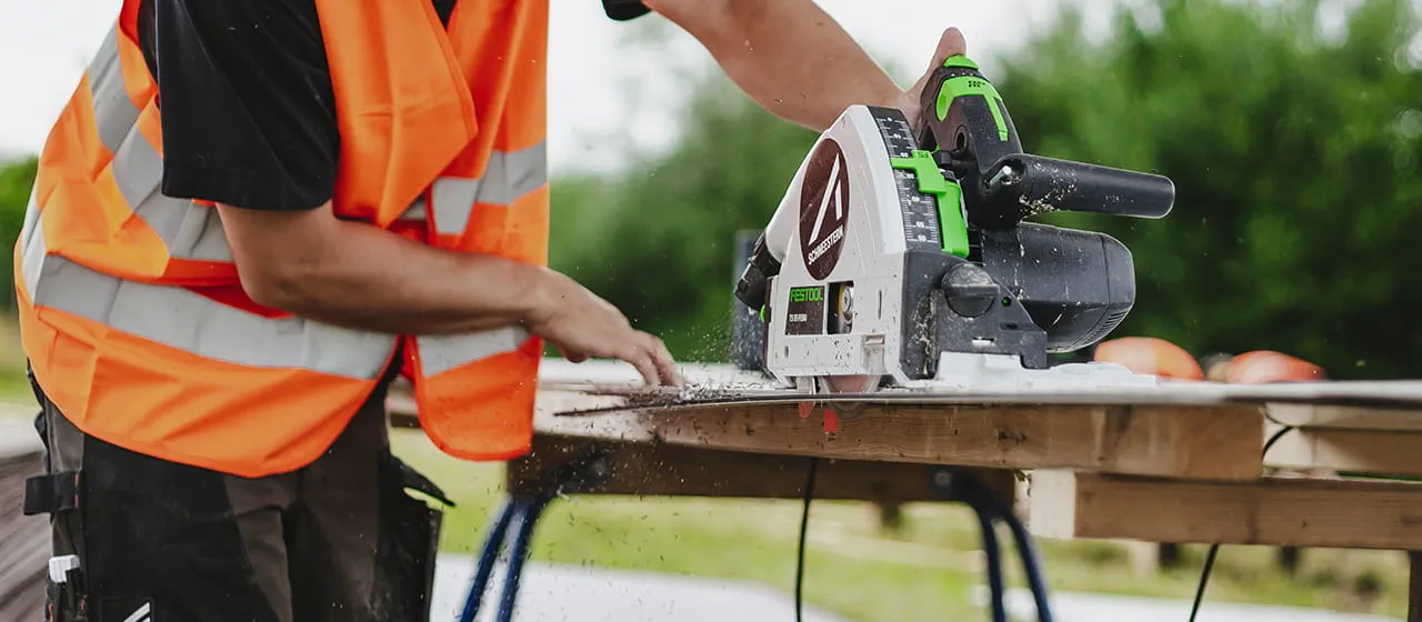 Opérations de sciage sur l'une des parties de la scène avec la Festool TSC 55