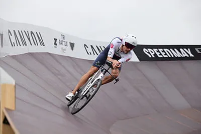 Jan Frodeno sur la piste inclinée de la « Canyon Turn » lors de la Tri-Battle Royale