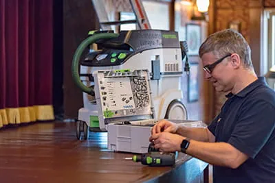 Travaux de menuiserie avec aspirateur