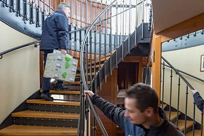 L'équipe de menuisiers en action