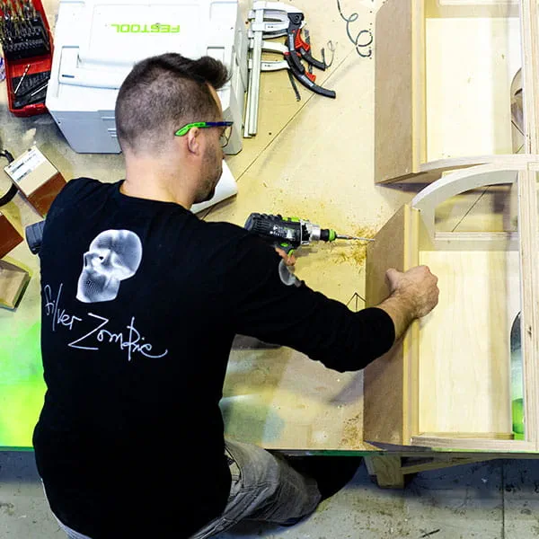 Vissage avec la perceuse-visseuse sans fil de Festool