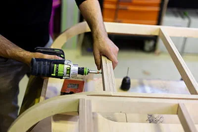 Travaux sur bois avec la perceuse-visseuse sans fil