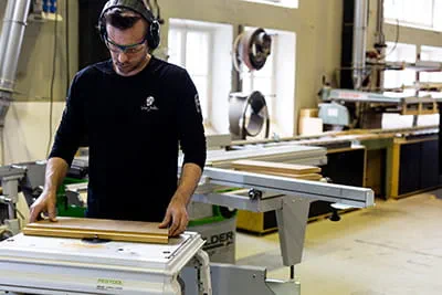 Travaux à l'atelier de menuiserie