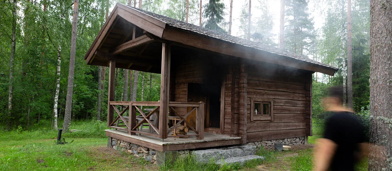 Un sauna à fumée vu de l'extérieur.