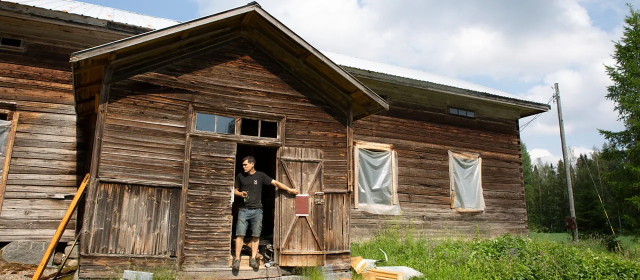 Une cabane en rondins finlandaise vue de l'extérieur.