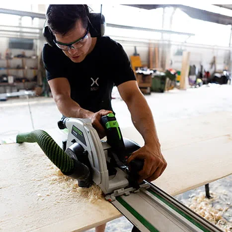 Travaux préliminaires lors de la pose du carrelage : application de colle à la spatule
