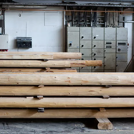 Une pile de troncs de bois dans l'atelier.