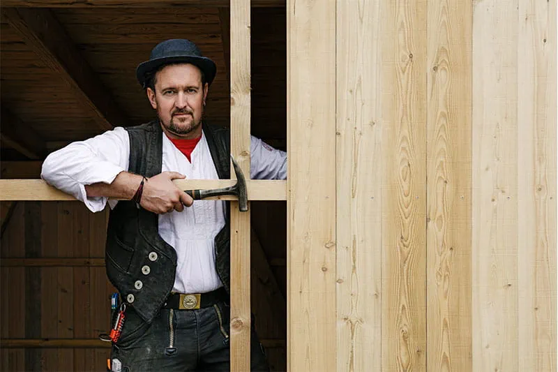 Pour ses clients, le maître artisan charpentier Daniel Poguntke se déplace constamment entre les chantiers et l'atelier.