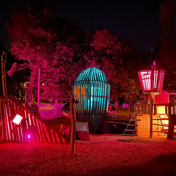 L'œuvre finale de Starkholz vue de nuit