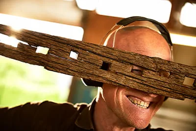 Karsten Schilling aime le travail avec le bois.