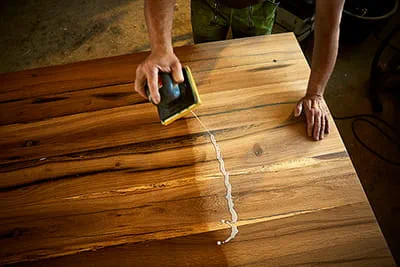 De l'huile naturelle est appliquée sur la surface.