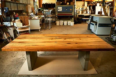 Une table de salle à manger moderne dotée d'une histoire.