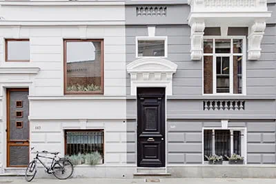 Façades de maisons restaurées dans les Flandres, en Belgique