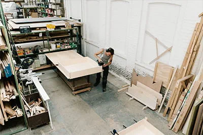 Dans l'atelier de menuiserie de Tintelijn, les artisans travaillent et assemblent les ouvrages destinés à l'aménagement intérieur. 