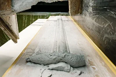 Gros plan sur une moulure en stuc fabriquée selon les méthodes traditionnelles