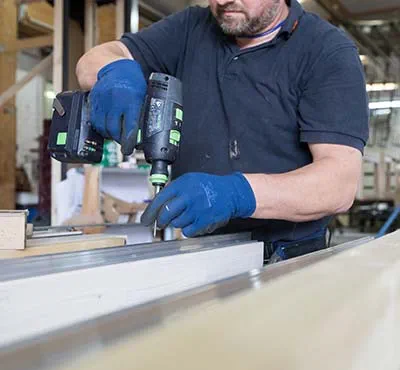 Vissage avec la perceuse-visseuse sans fil de Festool